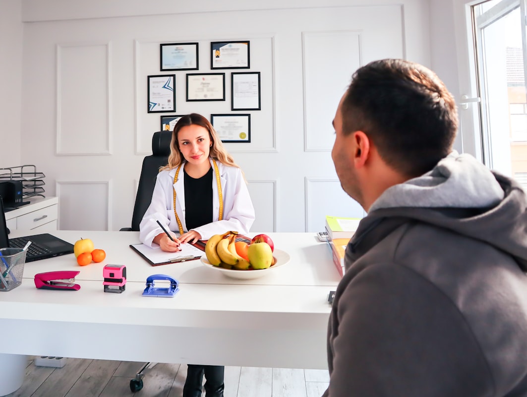 Professional nutrition consultant meeting with client